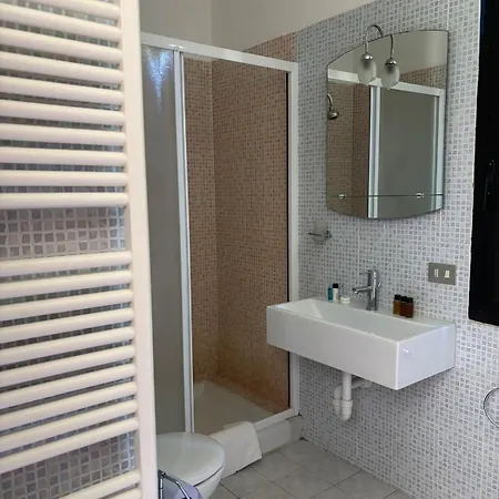 Charming & Bright Lakefront